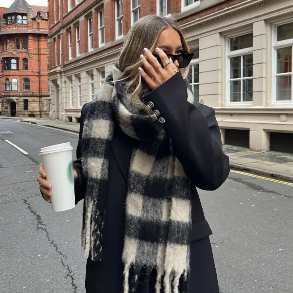 NWOT Elle Plaid Scarf- Black Combo